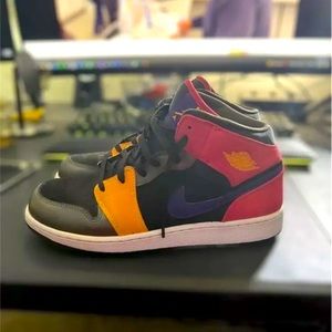 🔥NIKE AIR JORDAN 1 Mid Retro 555112-016 Black / Purple-Fusion Red-Khaki Size 7Y